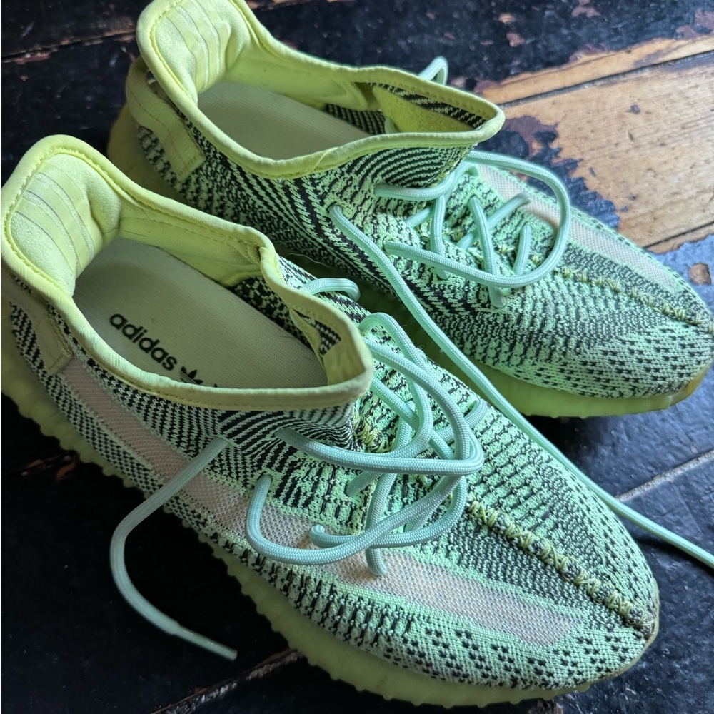 Men's adidas Yeezy Boost 350 V2 size 9 Neon Green - AUTHENTIC!
